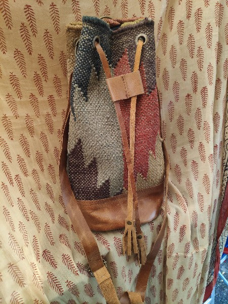 Tracolla/Zaino SUFI a SECCHIELLO artigianale realizzato con KILIM e Cuoio
