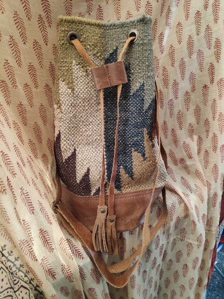 Tracolla/Zaino SUFI a SECCHIELLO artigianale realizzato con KILIM e Cuoio