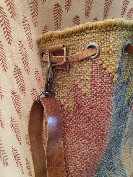 Tracolla/Zaino SUFI a SECCHIELLO artigianale realizzato con KILIM e Cuoio