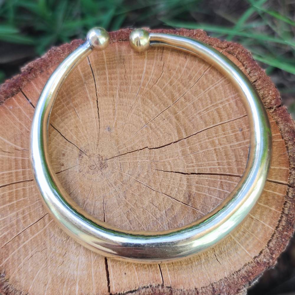 Bracciale rigido etnico in ottone Daruka