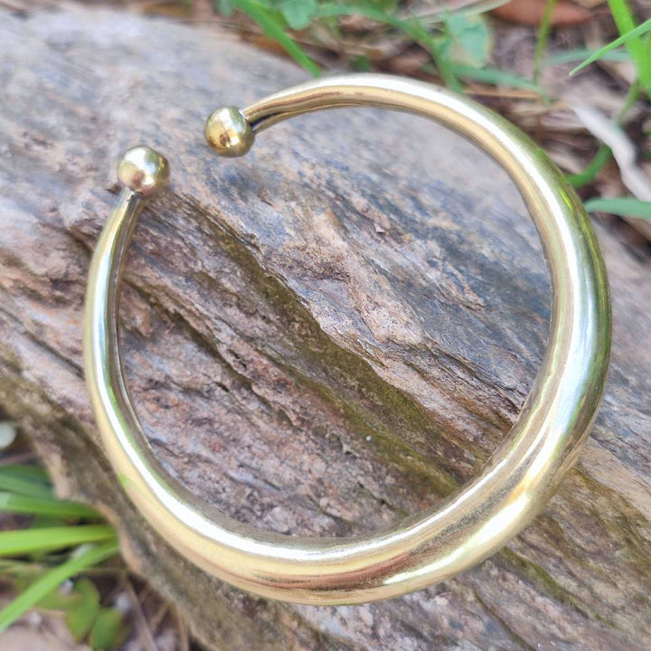Bracciale rigido etnico in ottone Daruka