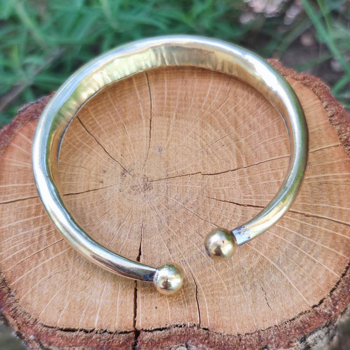 Bracciale rigido etnico in ottone Daruka