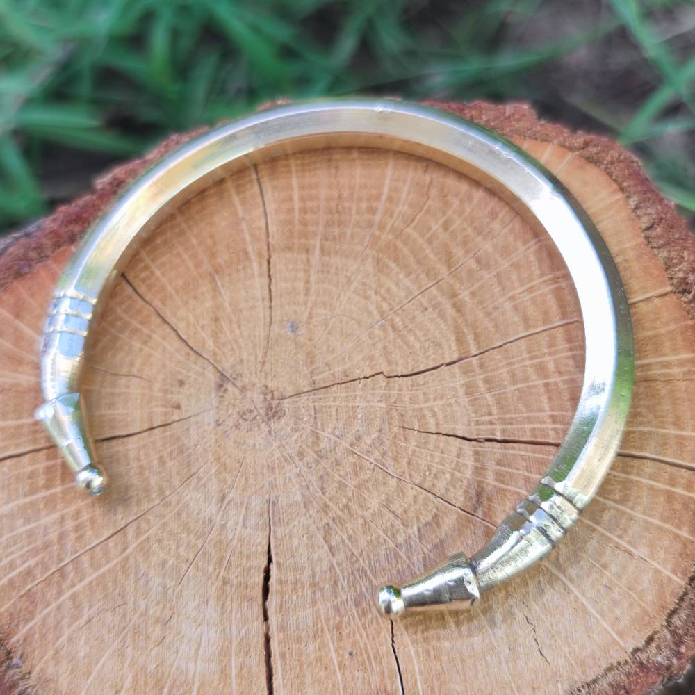 Bracciale rigido etnico in ottone Jita