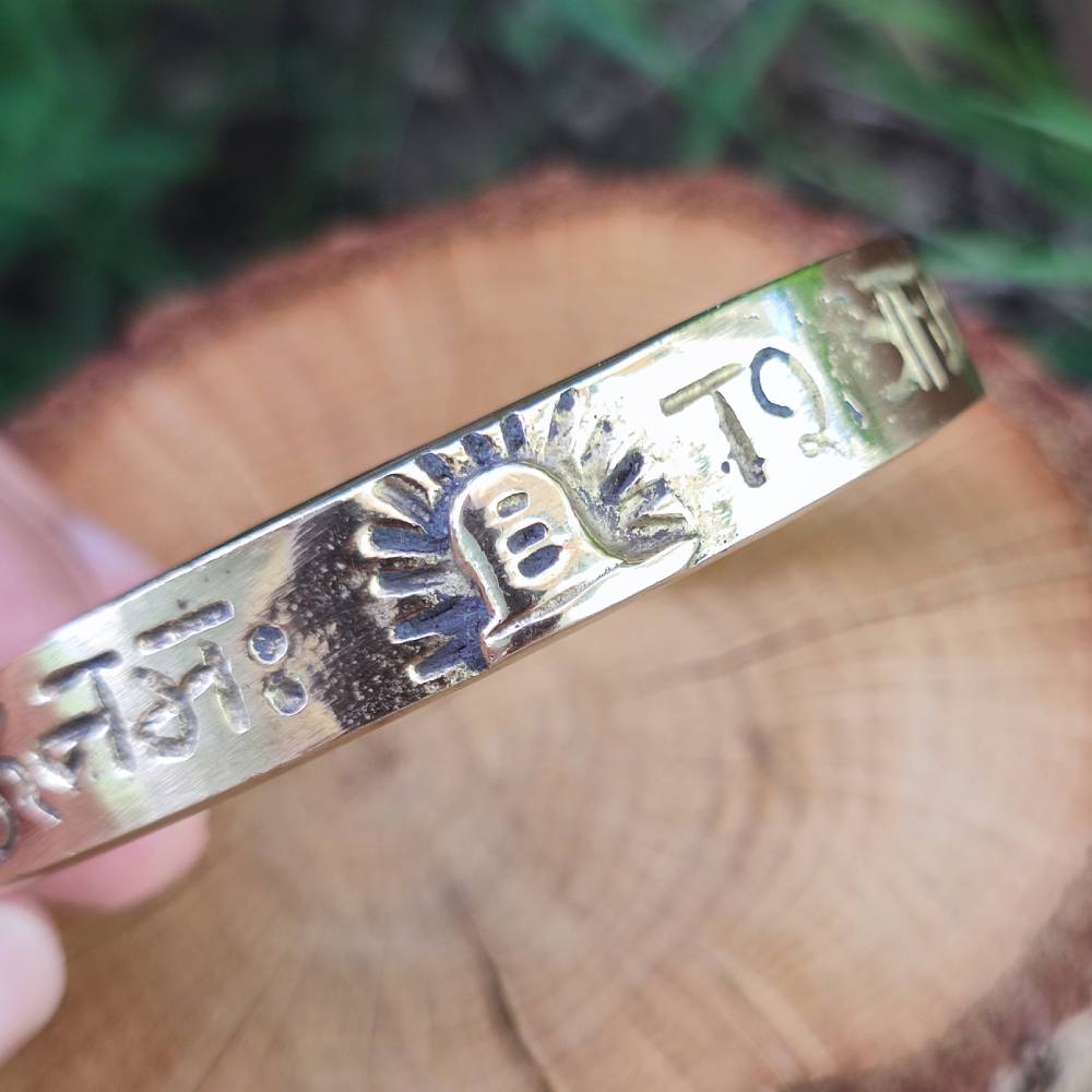 dettaglio bracciale ottone