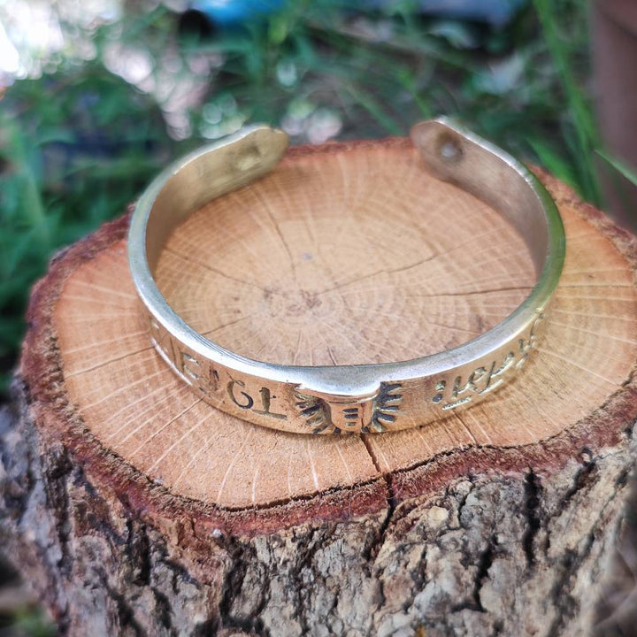 Bracciale rigido etnico in ottone OM NAMAH Śivāya