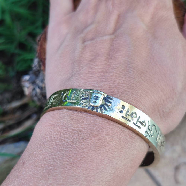 Bracciale rigido etnico in ottone OM NAMAH Śivāya