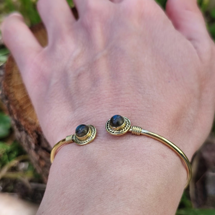 Utpal Bracciale indiano in ottone con pietra labradorite