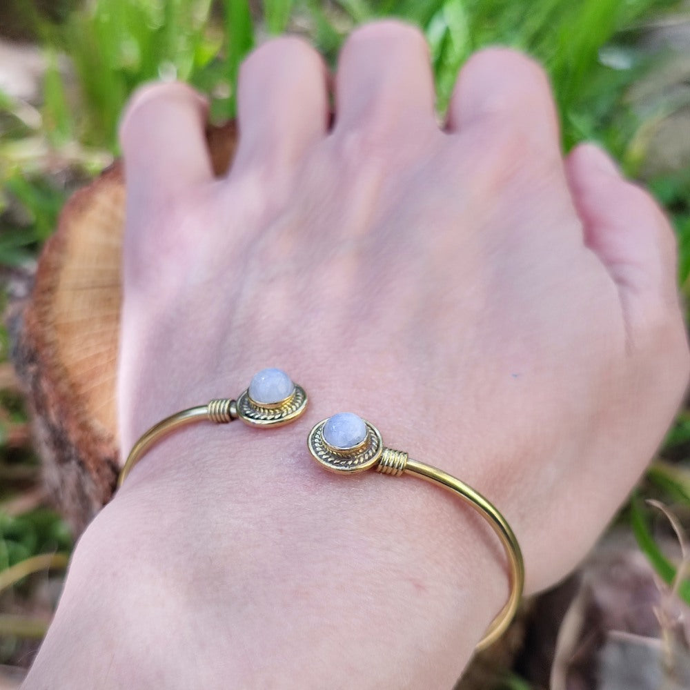 Utpal Bracciale indiano in ottone con pietra di luna