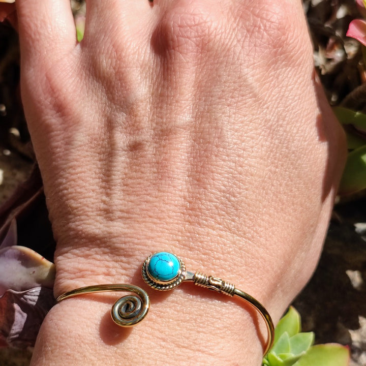 INDUMA bracciale in ottone a spirale con pietra howlite turchese