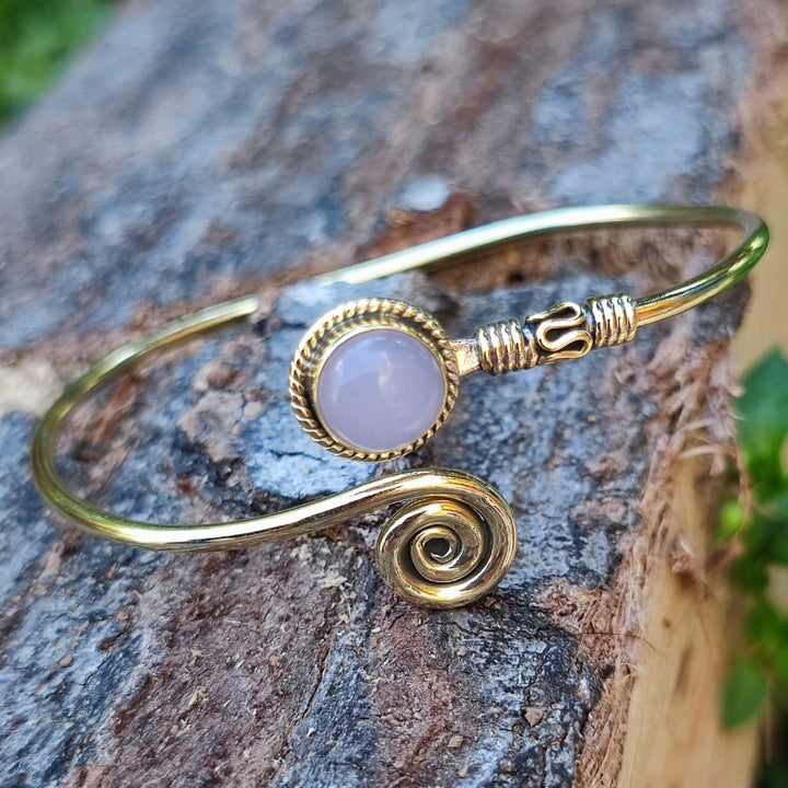 INDUMA bracciale in ottone a spirale con pietra quarzo rosa
