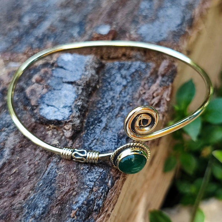 INDUMA bracciale in ottone a spirale con pietra agata verde