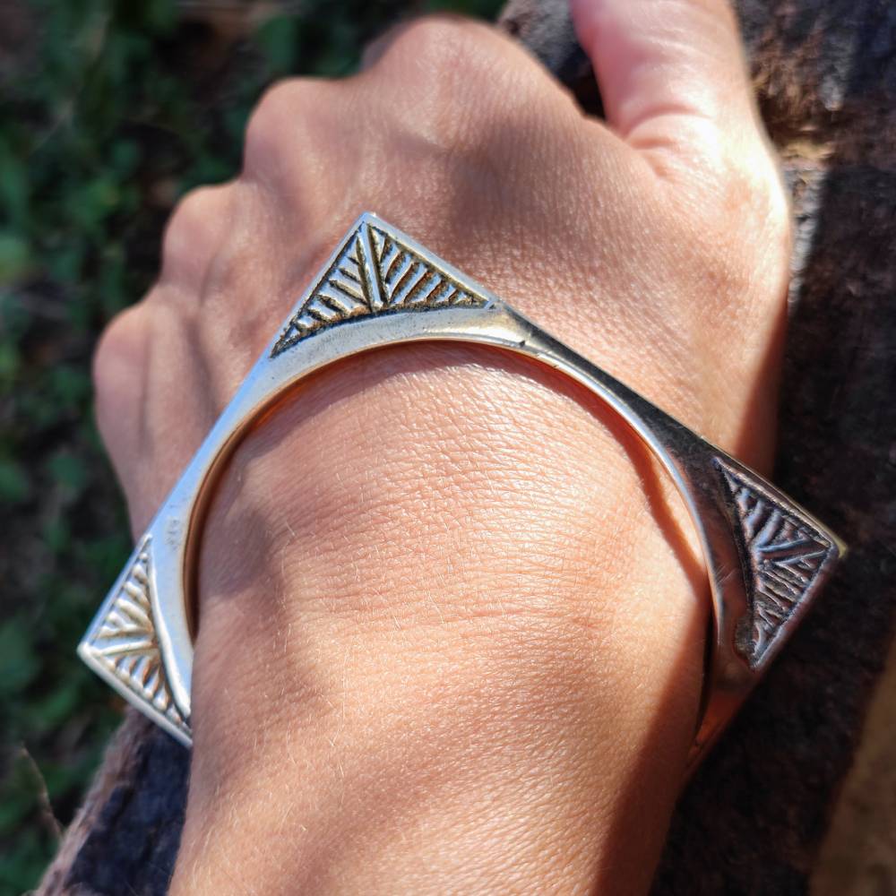 Bracciale rigido etnico in ottone Ojas