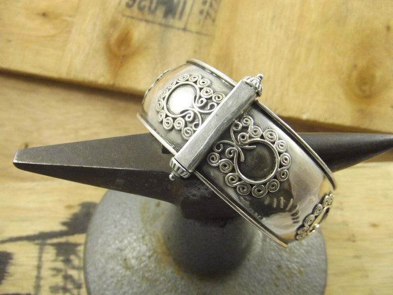 Filigree wide band bracelet - BIKANER