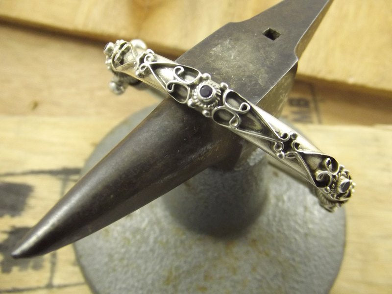 Band bracelet with filigree and garnet - NONYA