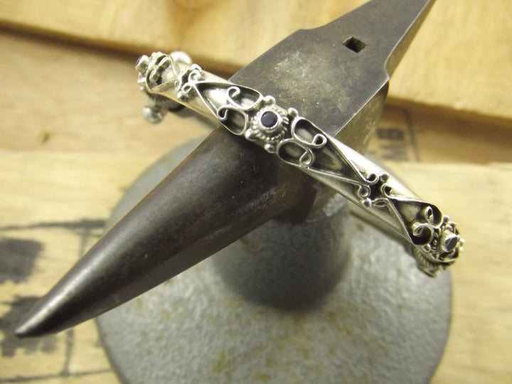 Band bracelet with filigree and garnet - NONYA