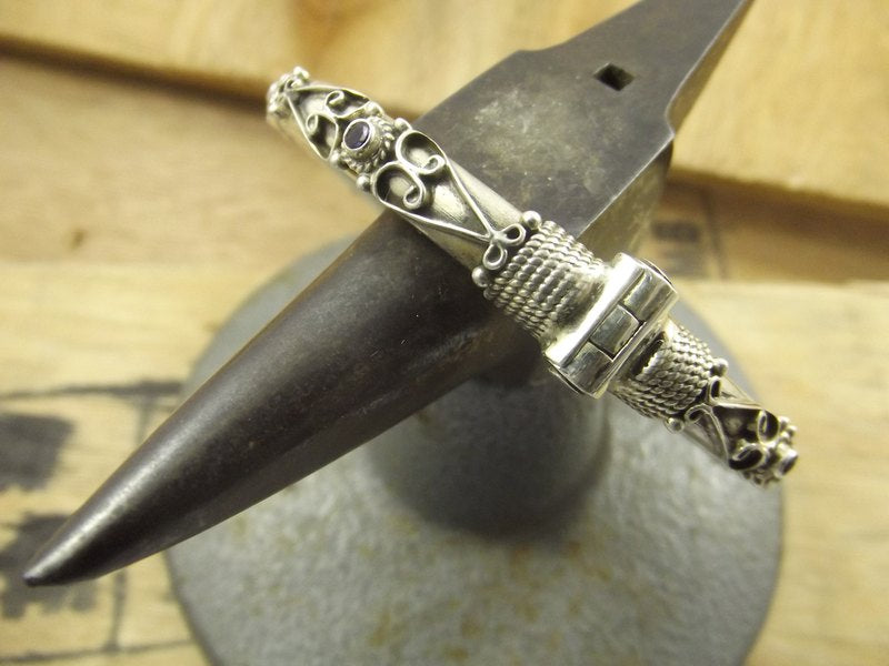 Band bracelet with filigree and garnet - NONYA
