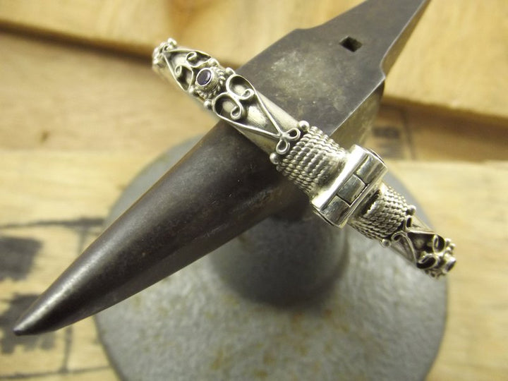Band bracelet with filigree and garnet - NONYA