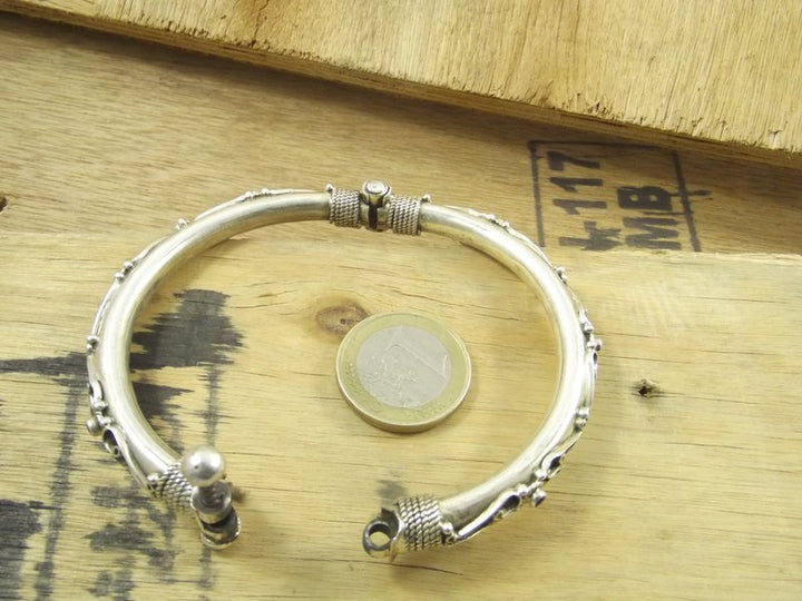 Band bracelet with filigree and garnet - NONYA
