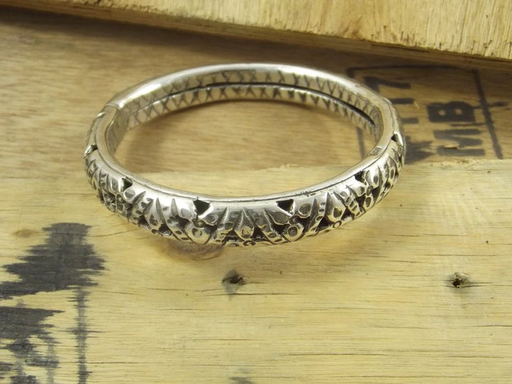 ETHNISCHES ARMBAND AUS TRAFERO-SILBER