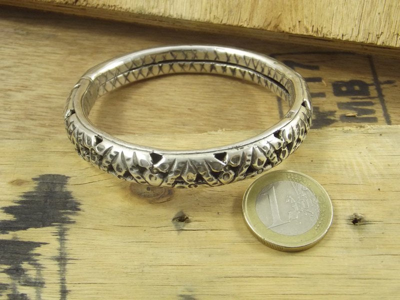 ETHNISCHES ARMBAND AUS TRAFERO-SILBER