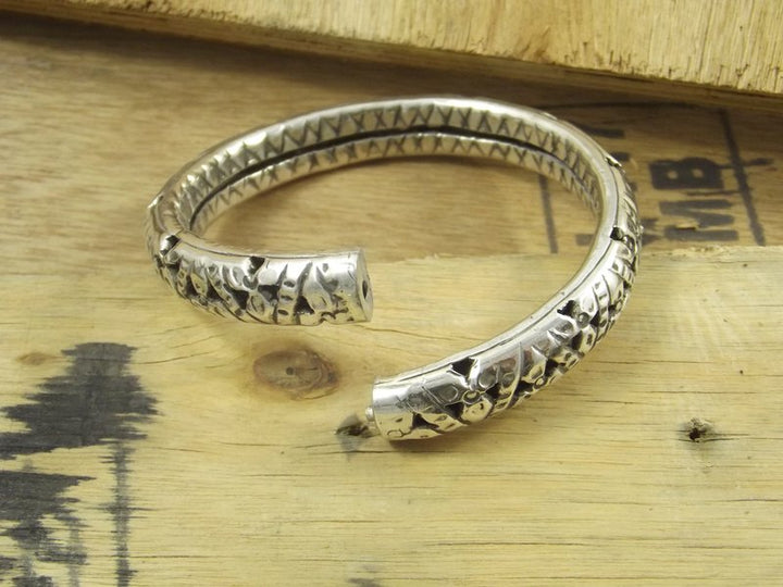 ETHNISCHES ARMBAND AUS TRAFERO-SILBER