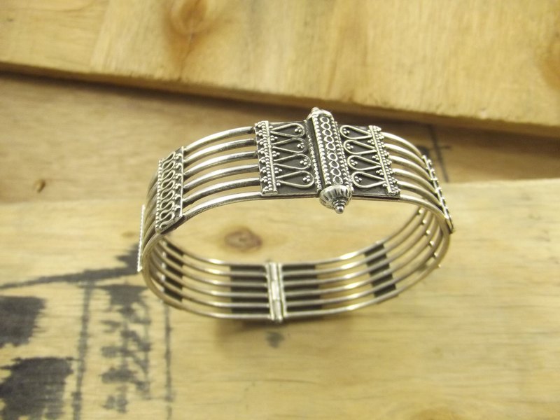 Micro granulated multi-band bracelet