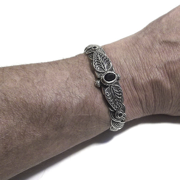 Bracciale etnico SWARA in argento rigido con SPINELLO NERO | Gioielli etnici Il mondo di Wit