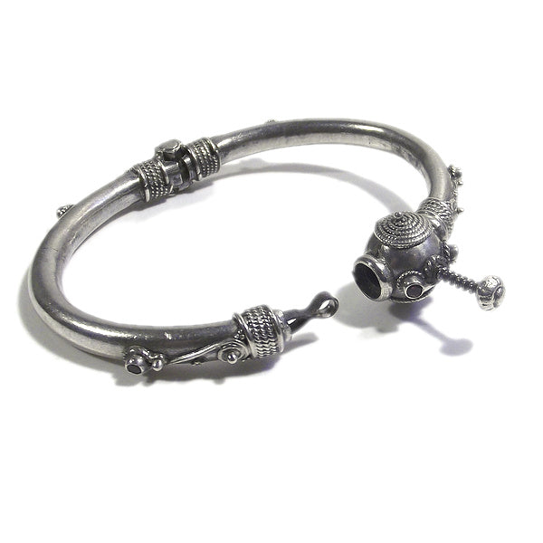 Bracciale etnico PRANA in argento rigido con GRANATO | Gioielli etnici Il mondo di Wit