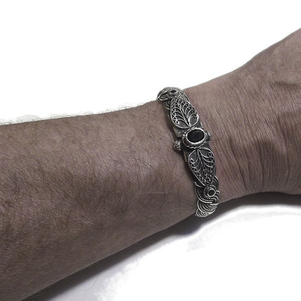 Bracciale etnico SWARA in argento rigido con SPINELLO NERO | Gioielli etnici Il mondo di Wit