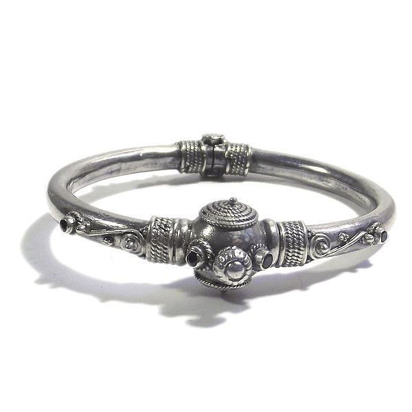 Bracciale etnico PRANA in argento rigido con GRANATO | Gioielli etnici Il mondo di Wit
