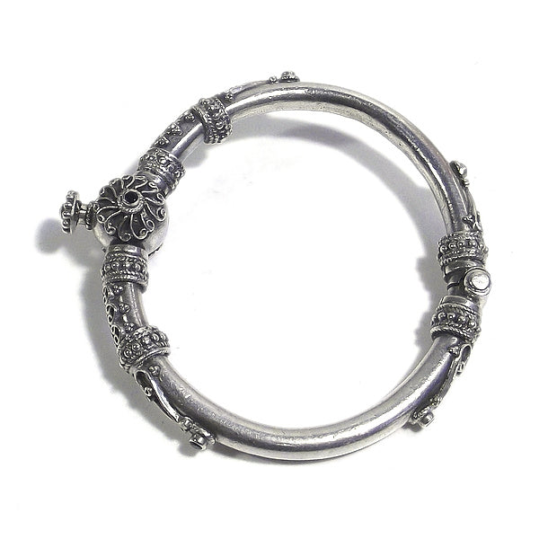 Bracciale etnico PRAVI in argento rigido con SPINELLO NERO | Gioielli etnici Il mondo di Wit