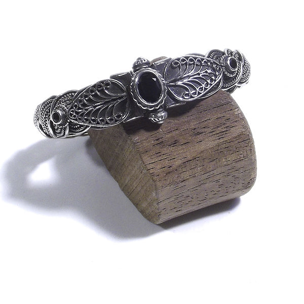 Bracciale etnico SWARA in argento rigido con SPINELLO NERO | Gioielli etnici Il mondo di Wit