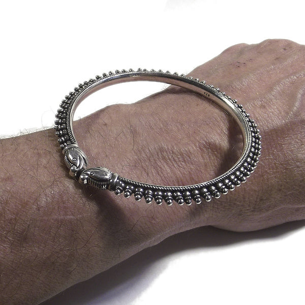 Bracciale etnico HINAL in argento rigido con elefante | Gioielli etnici Il mondo di Wit