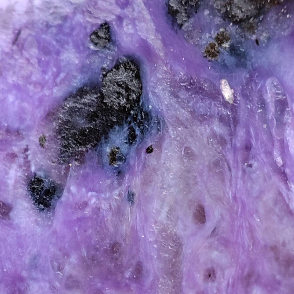 dettaglio pietra charoite