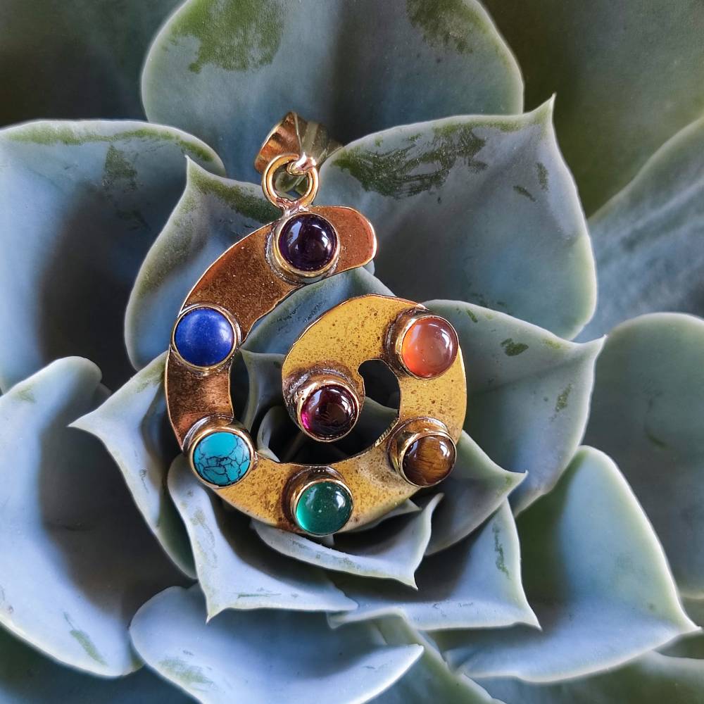 Ciondolo etnico in ottone sette Chakra - Spirale
