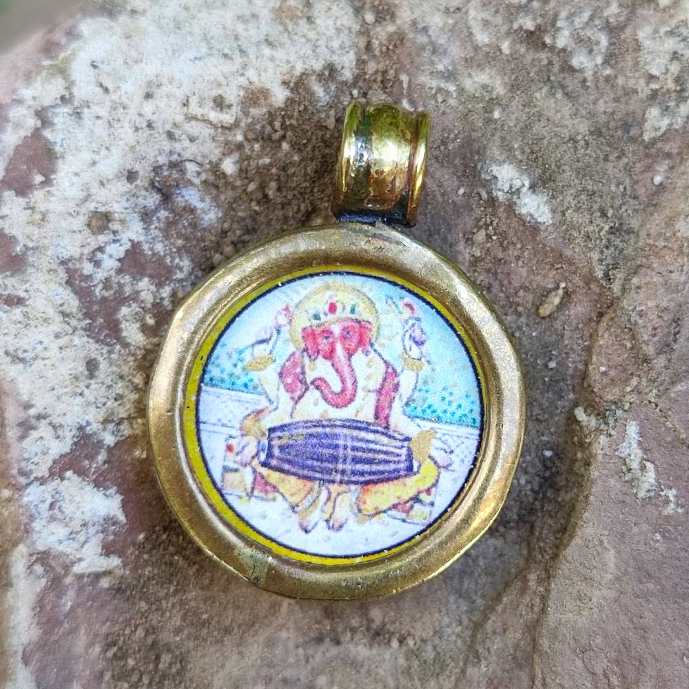Ciondolo tradizionale indiano in ottone Ganesh con Tabla