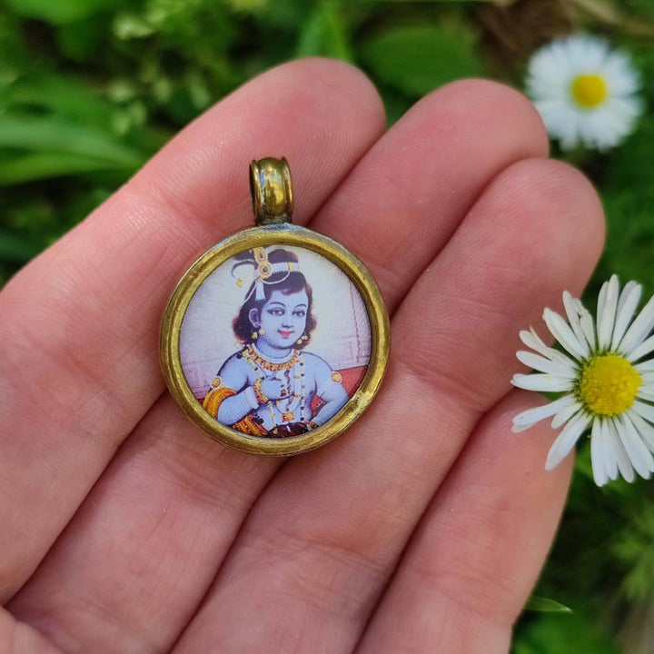 Ciondolo tradizionale indiano in ottone con Krishna