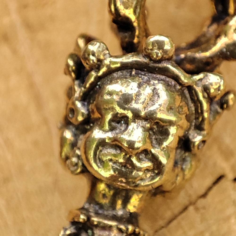 dettaglio ciondolo in ottone phurba