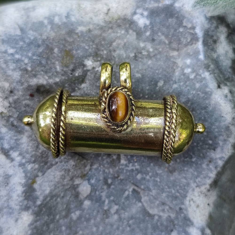 Ciondolo etnico in ottone con porta preghiere