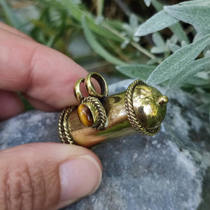 Ciondolo etnico in ottone con porta preghiere