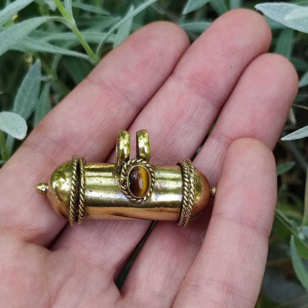 Ciondolo etnico in ottone con porta preghiere