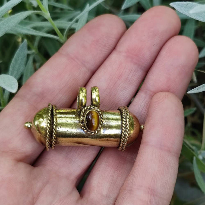 Ciondolo etnico in ottone con porta preghiere