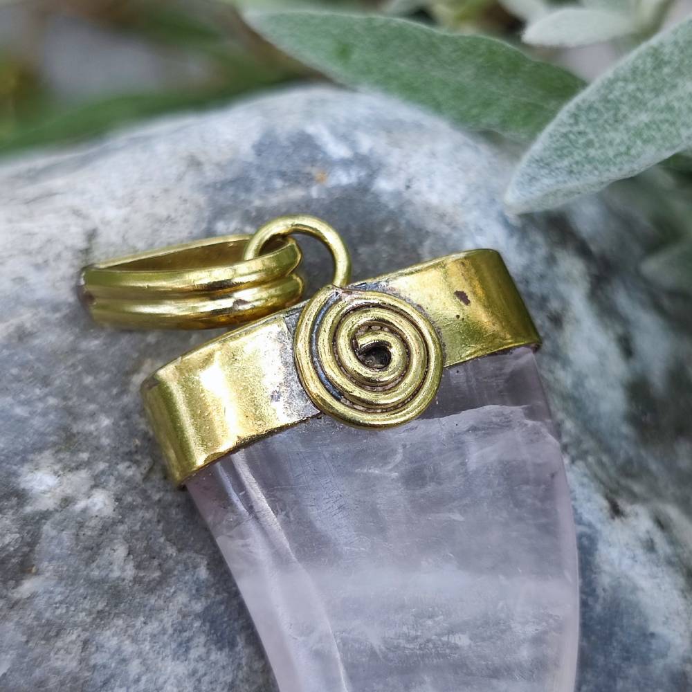 Ciondolo etnico in ottone con Quarzo Rosa