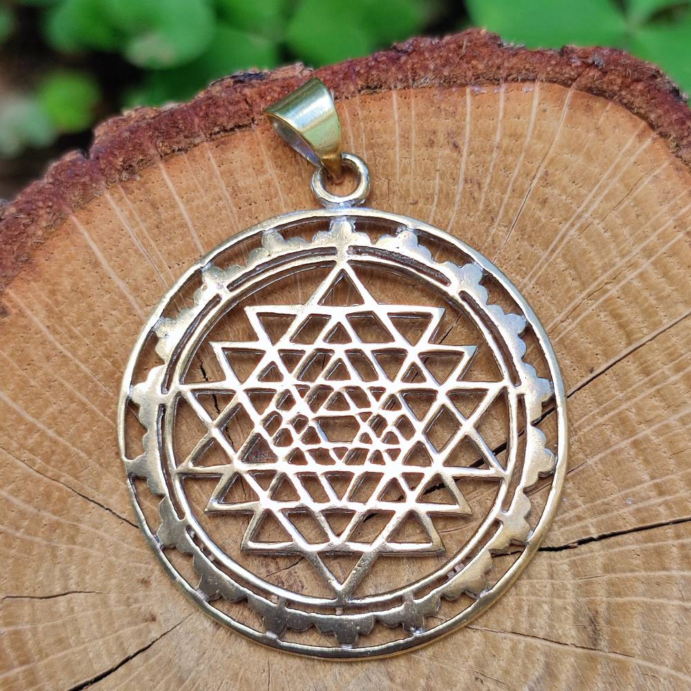 Ciondolo etnico in ottone Sri Yantra