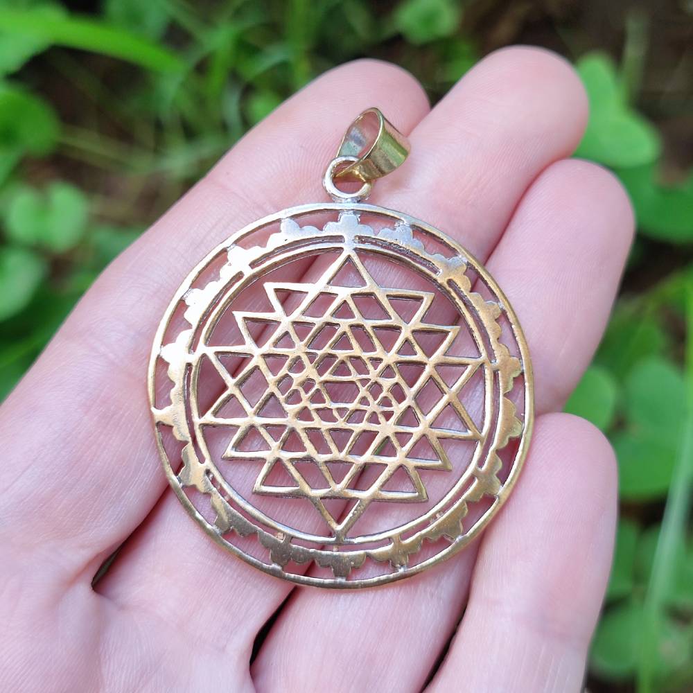 Ciondolo etnico in ottone Sri Yantra