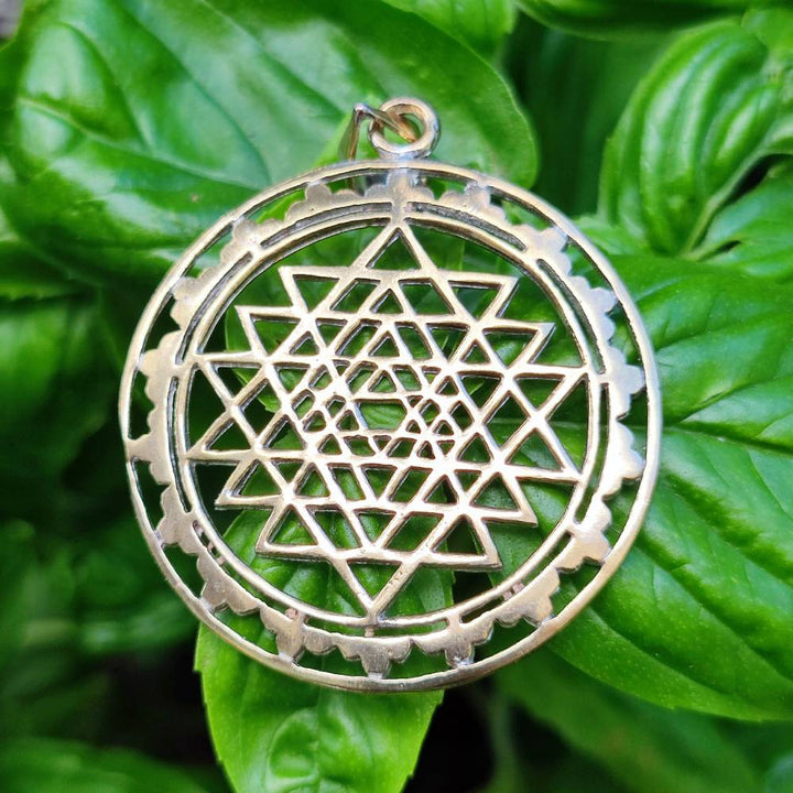 Ciondolo etnico in ottone Sri Yantra