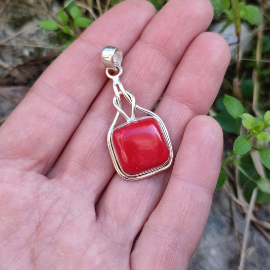 Ciondolo ABHIK con pietra BACHELITE ROSSA in argento 925 Ciondolo artigianale