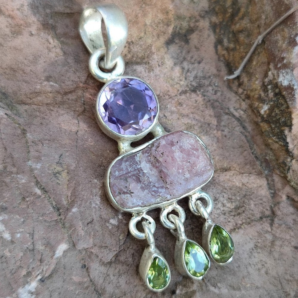 Ciondolo ACHYUTA con pietra AMETISTA TORMALINA ROSA e PERIDOTO in argento 925 Ciondolo artigianale