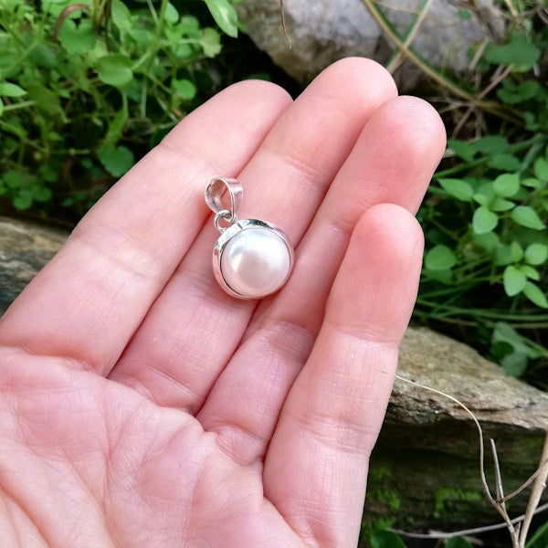 Ciondolo RADHIKA con pietra PERLA in argento 925 Ciondolo artigianale