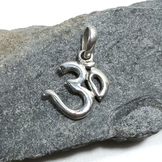 Ciondolo ETNICO in argento 925 con OM - AUM Mantra | GIOIELLI IN ARGENTO